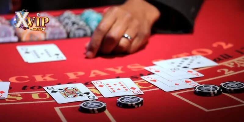 Đọc và hiểu luật blackjack sẽ giúp bạn giành ưu thế ngay từ đầu.